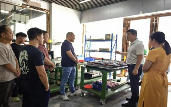 白云区举办拥军优属模范合作企业授牌活动暨退役军人职业技能培训座谈会
