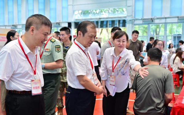 解忧暖军心！广州市关爱随军未就业家属专场招聘会开进军营